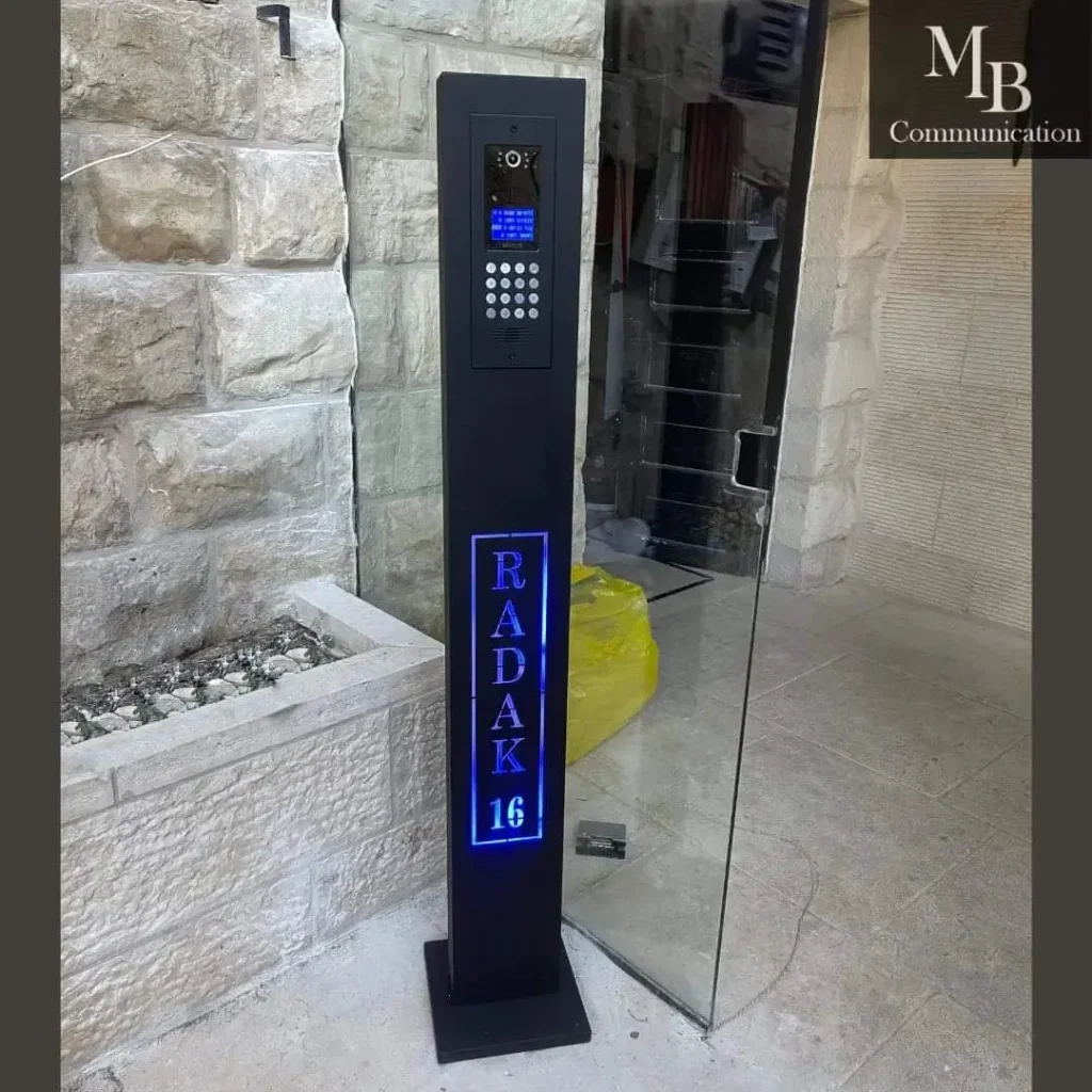 אינטרקום לבית פרטי עם מסך מואר, מערכת מתקדמת להתקנה עצמית, עיצוב מודרני ואלגנטי.