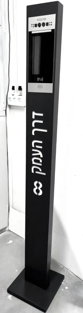 עמוד אינטרקום לבית פרטי עם מסך מגע, מתאים להתקנה עצמית, בעל עיצוב מודרני.