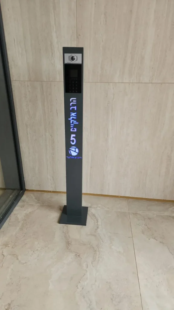 אינטרקום לבית פרטי מעוצב עם מסך מגע, מותקן ליד דלת הכניסה.